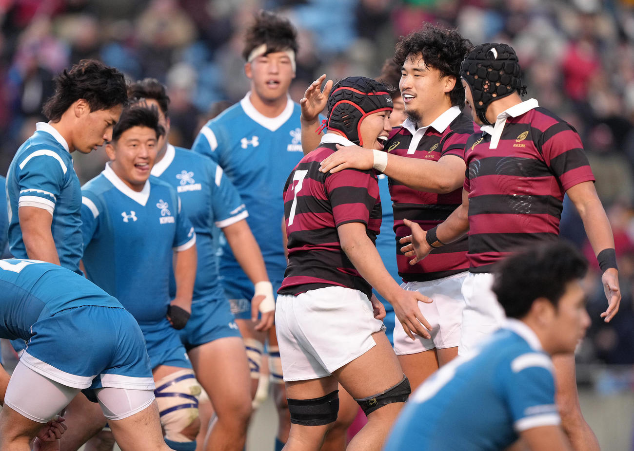 早大対近大　後半、トライを奪い喜ぶ早大・田中勇（中央）（撮影・足立雅史）