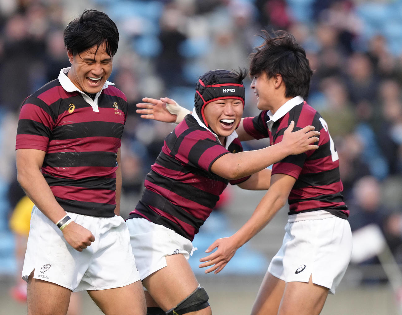 早大対近大　後半、トライを奪い喜ぶ早大・田中勇（中央）（撮影・足立雅史）