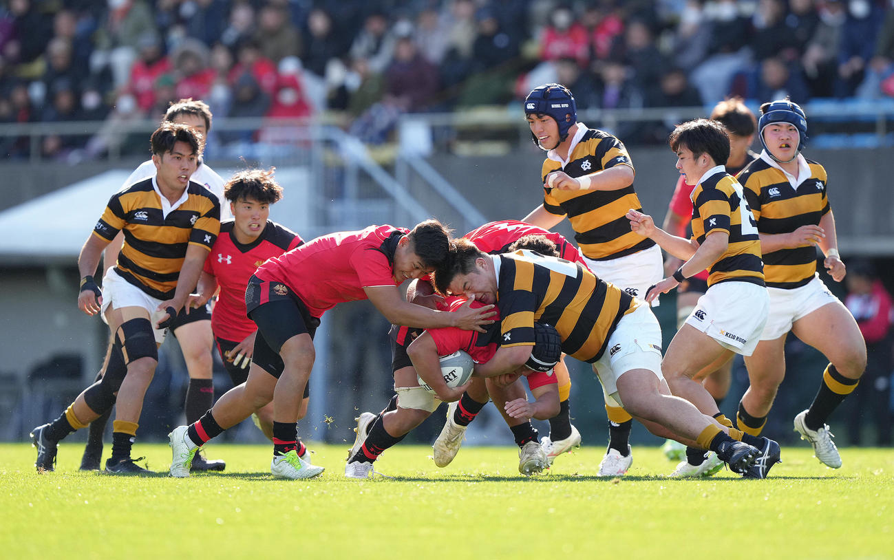 慶大対帝京大　後半、競り合う両チームの選手たち（撮影・足立雅史）
