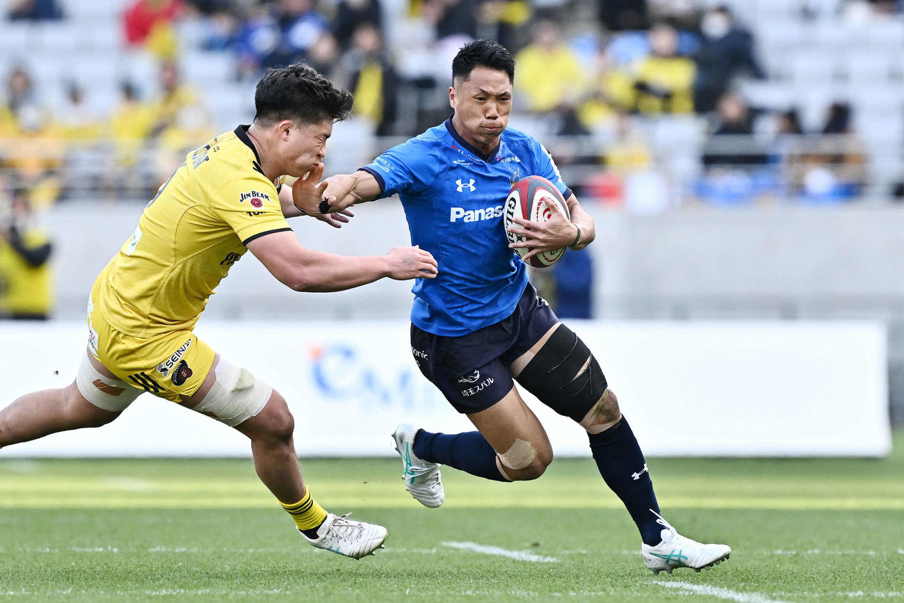東京SG対埼玉　前半、攻め込む埼玉山沢拓（右）（撮影・滝沢徹郎）