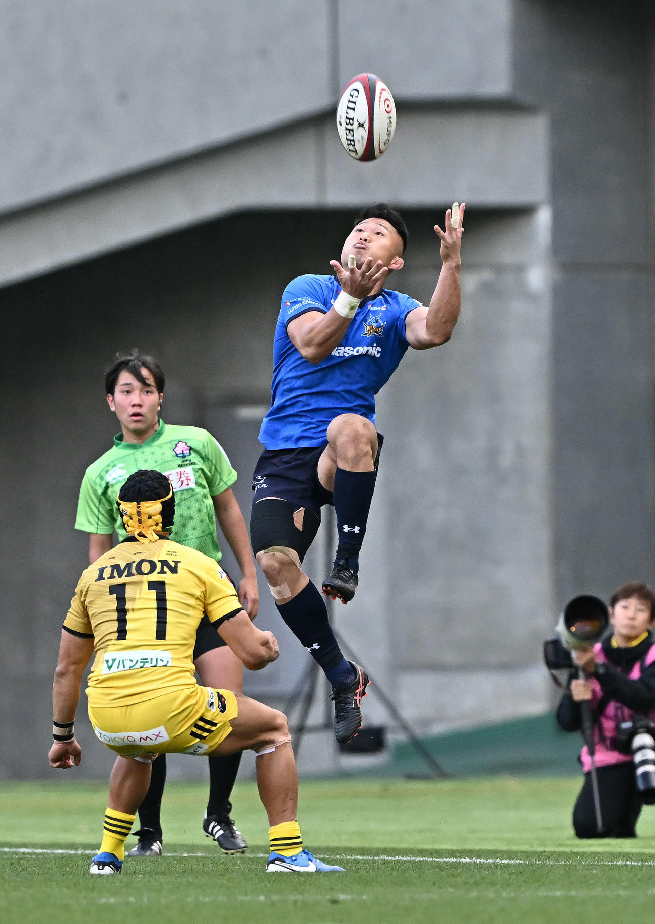 東京SG対埼玉　前半、ハイパントのボールを取る埼玉長田（撮影・滝沢徹郎）