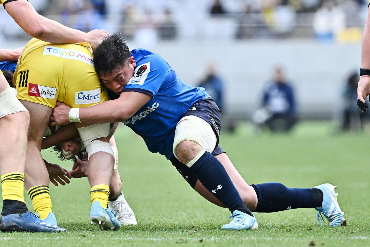 東京SG対埼玉　前半、タックルで突進を止める埼玉坂手（右）（撮影・滝沢徹郎）