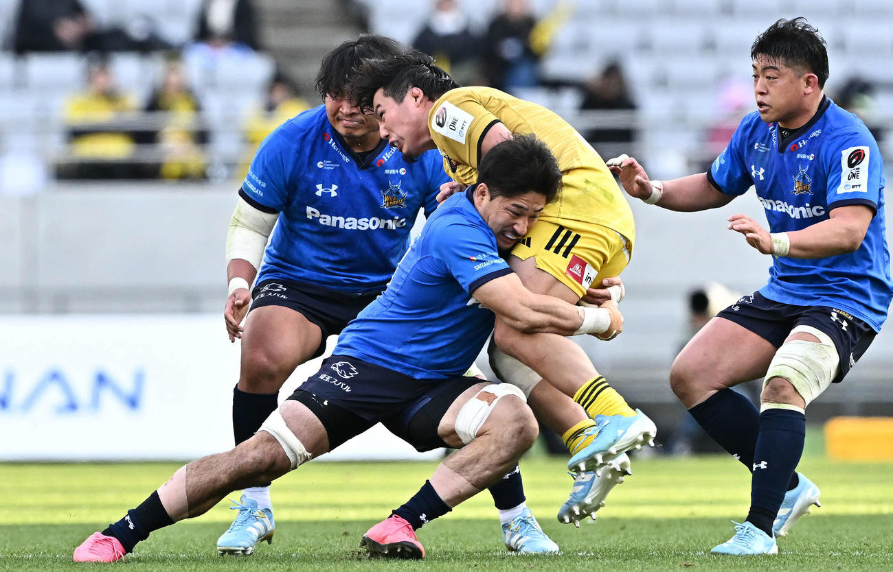東京SG対埼玉　前半、埼玉大西（手前左）は東京SG堀越にタックルする。右は埼玉坂手（撮影・滝沢徹郎）