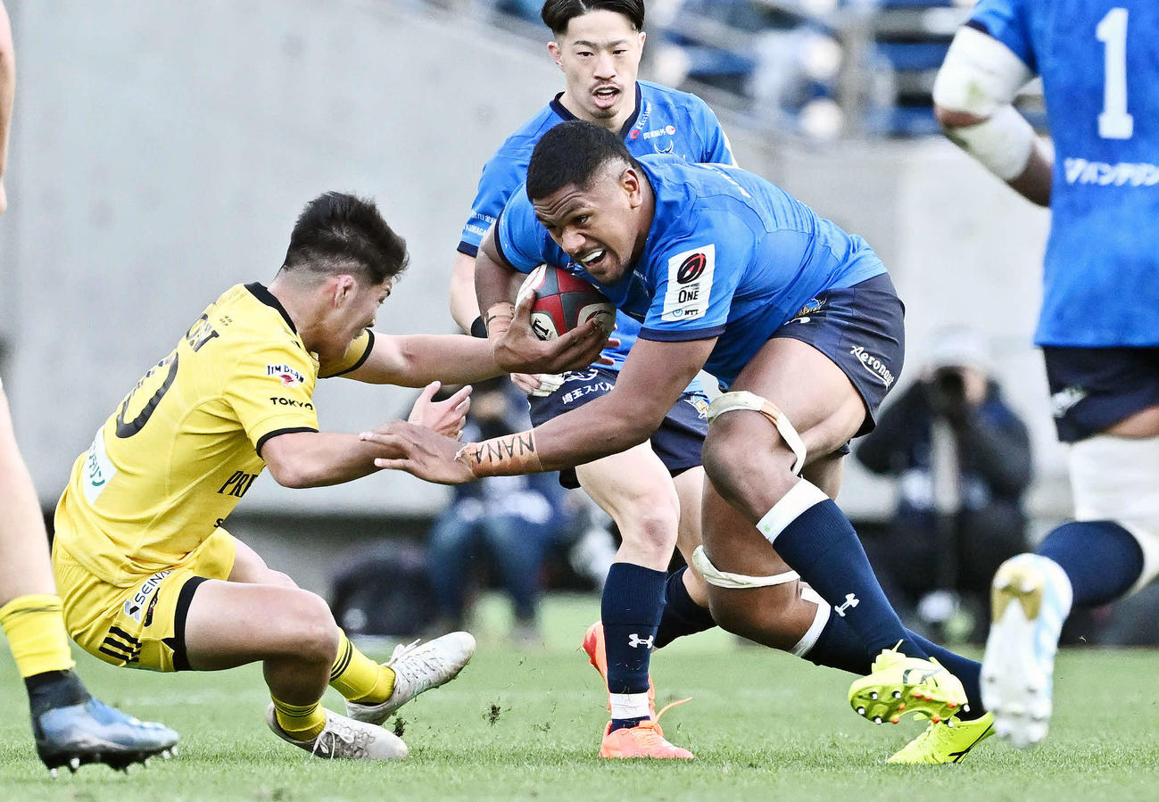 東京SG対埼玉　前半、埼玉エセイ・ハアンガナ（右）は突進し東京SG高本をはじき飛ばす（撮影・滝沢徹郎）