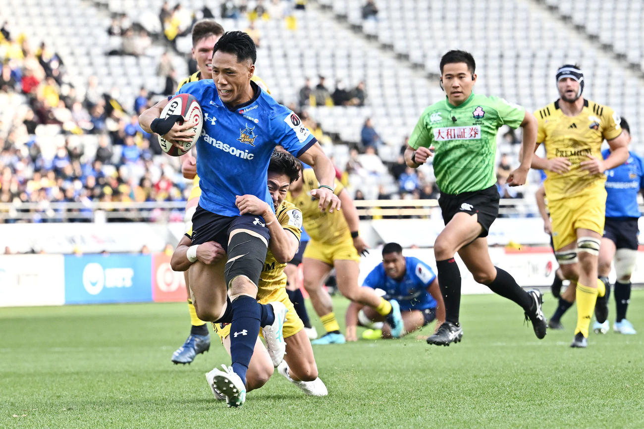 東京SG対埼玉　前半、攻め込む埼玉山沢拓（手前）（撮影・滝沢徹郎）