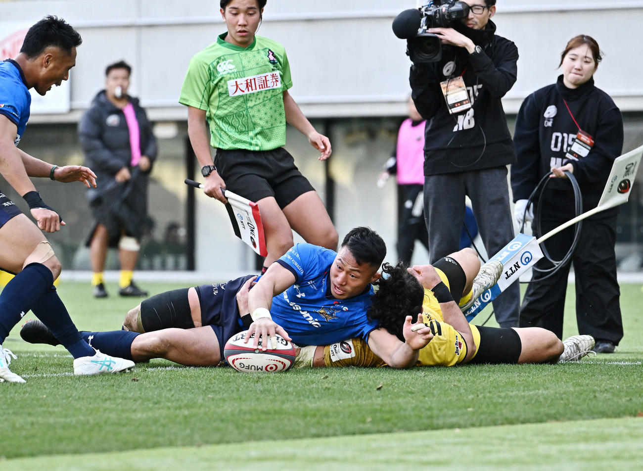東京SG対埼玉　前半、この日2本目のトライを決める埼玉長田（中央）（撮影・滝沢徹郎）