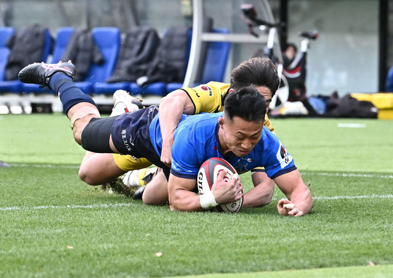 東京SG対埼玉　前半、トライを決める埼玉長田（下）（撮影・滝沢徹郎）