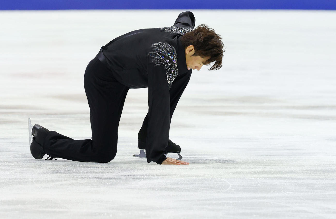 男子フリーの演技を終え、リンクに触れる織田（撮影・前田充）