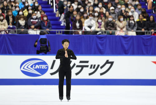手を合わせて男子フリーの演技に臨む鍵山（撮影・前田充）