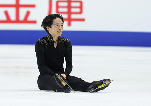 男子フリーの演技を終え、笑顔を見せる鍵山（撮影・前田充）