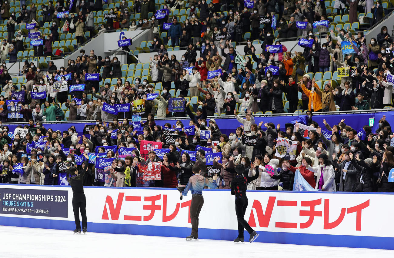 ファンに手を振って引き揚げる、手前左から優勝の鍵山、2位中田、3位壷井（撮影・前田充）