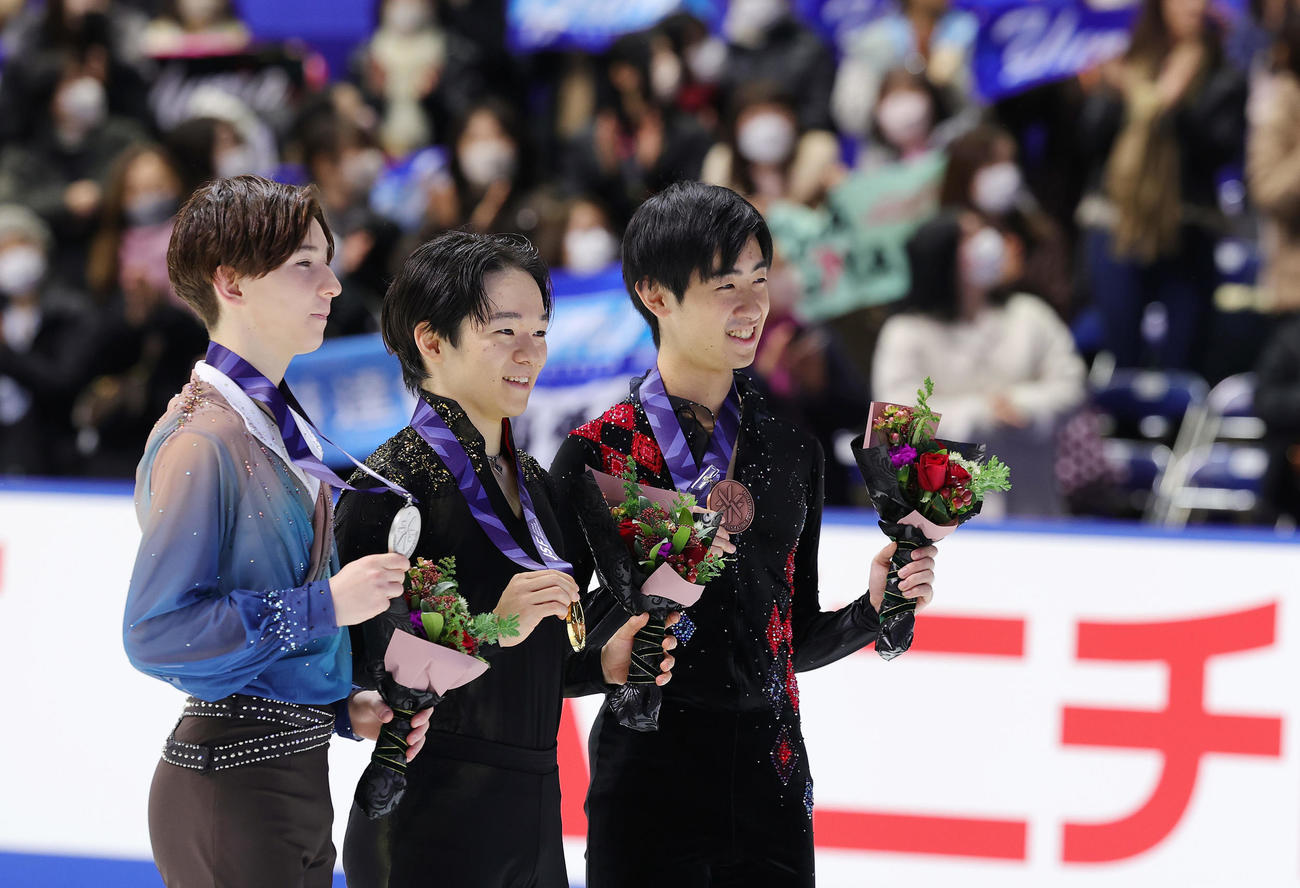 優勝しメダルを手に笑顔を見せる鍵山（中央）。左は2位中田、右は3位壷井（撮影・前田充）