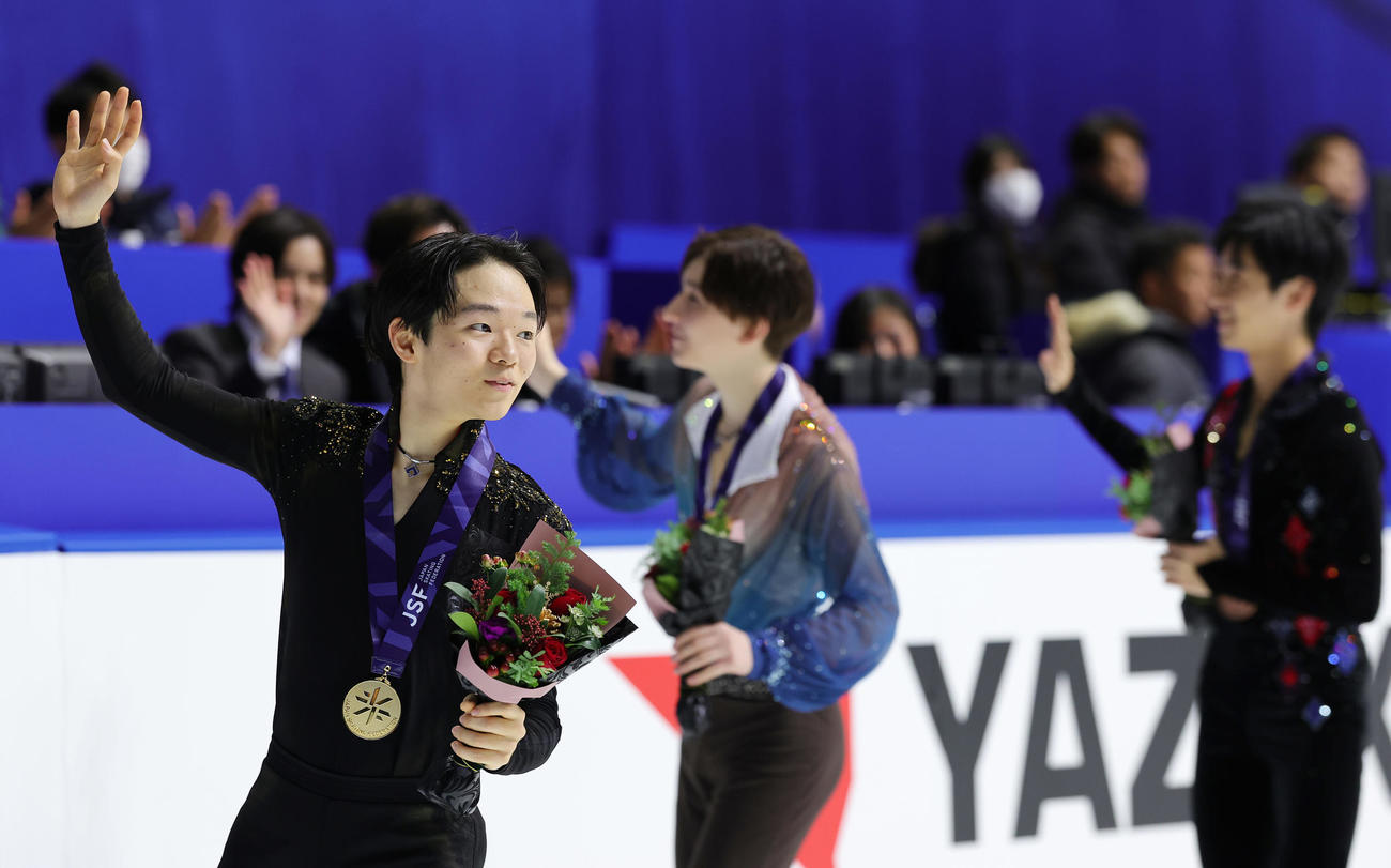 優勝しファンの声援に応える鍵山（左）。中央は2位中田、右は3位壷井（撮影・前田充）