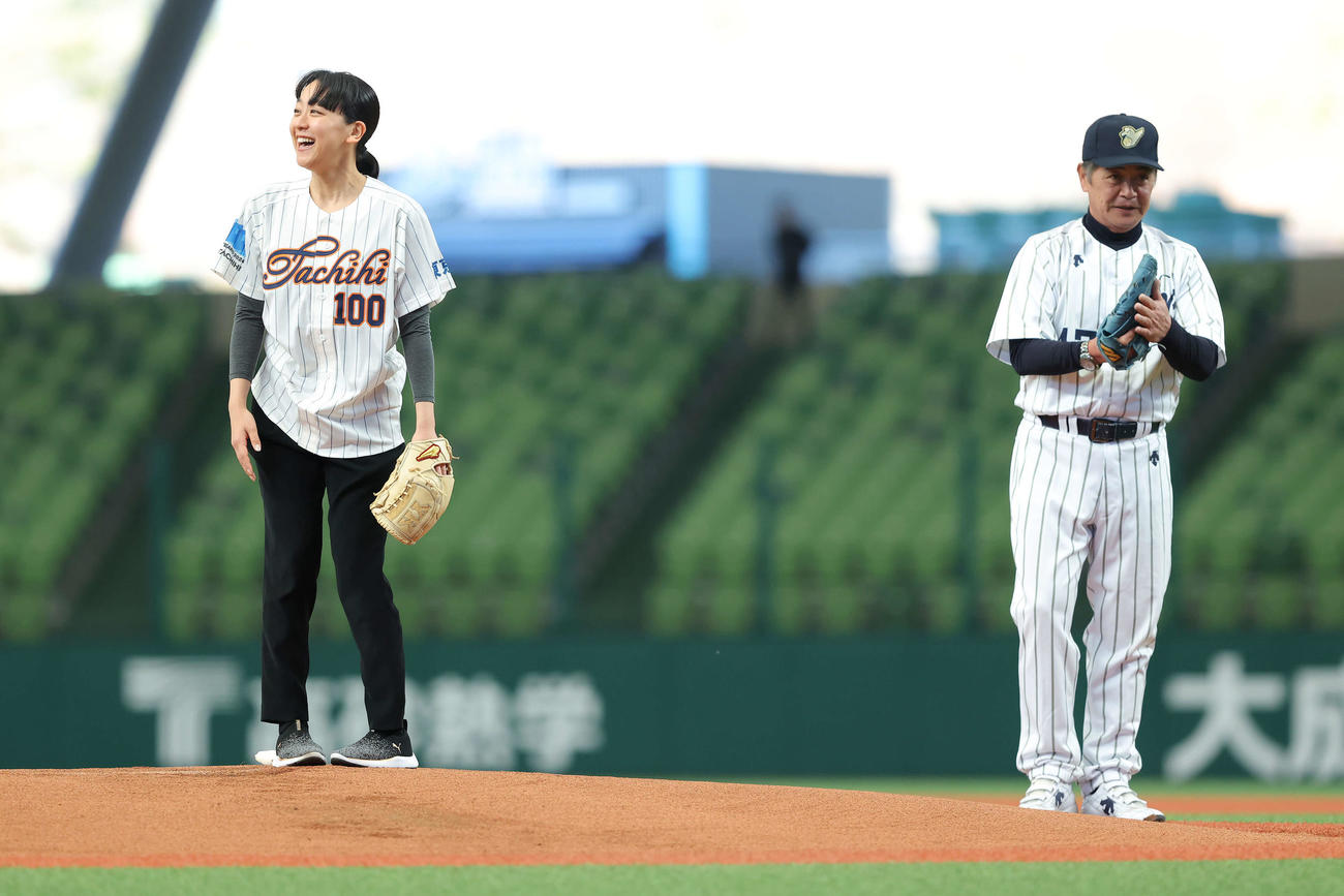 立川対名球会　開始前、始球式を務める浅田真央さん（左）。右は工藤公康氏（撮影・河田真司）