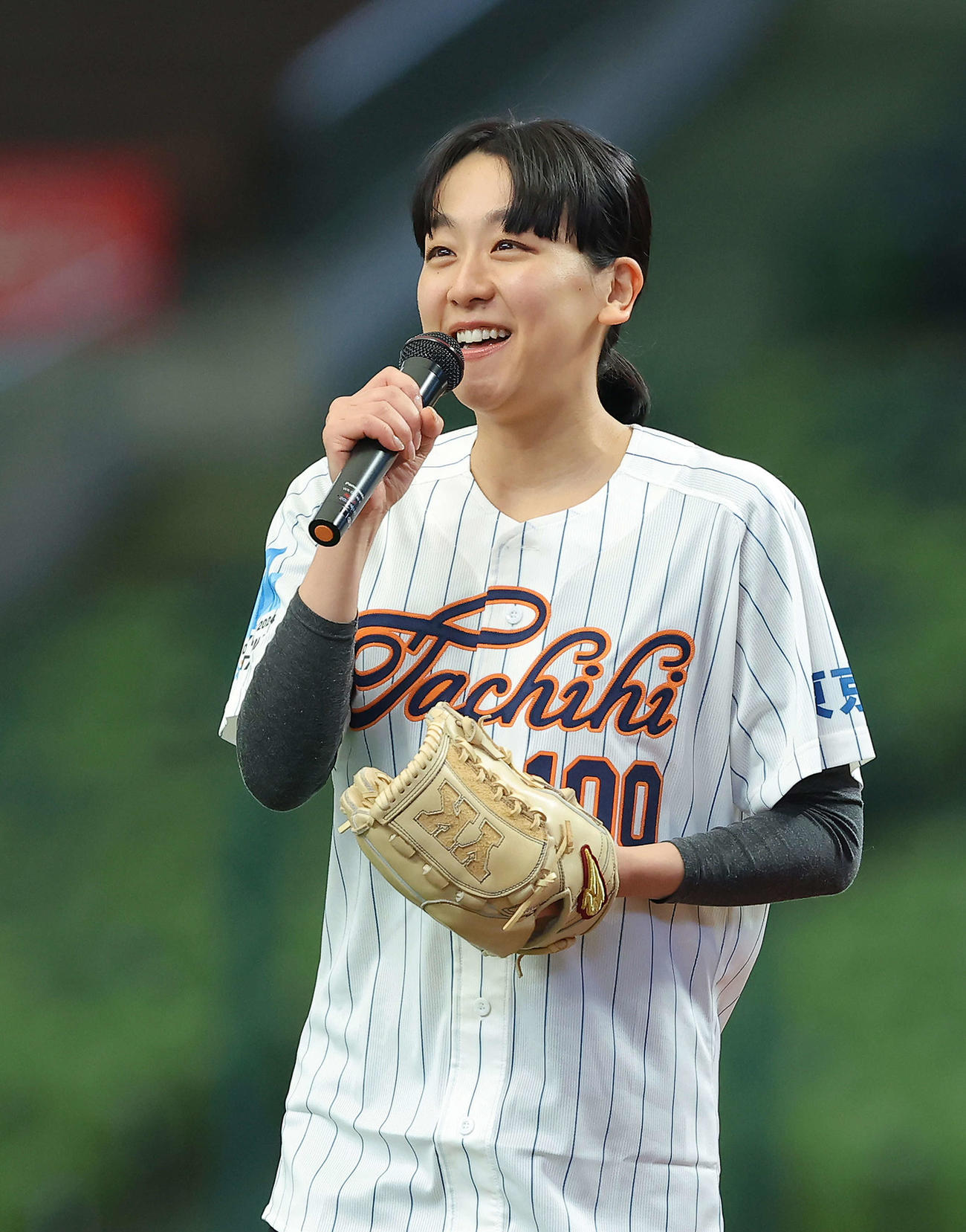 立川対名球会　開始前、始球式を終えあいさつする浅田真央さん（撮影・河田真司）