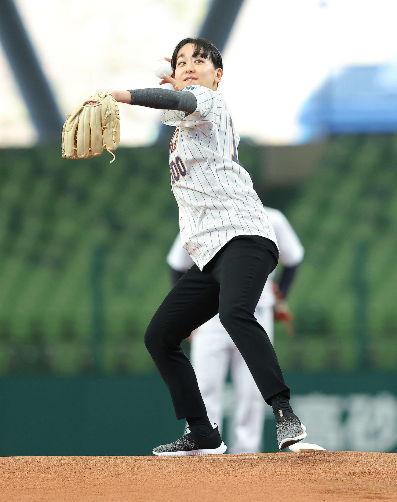 立川対名球会　開始前、始球式を務める浅田真央さん（撮影・河田真司）