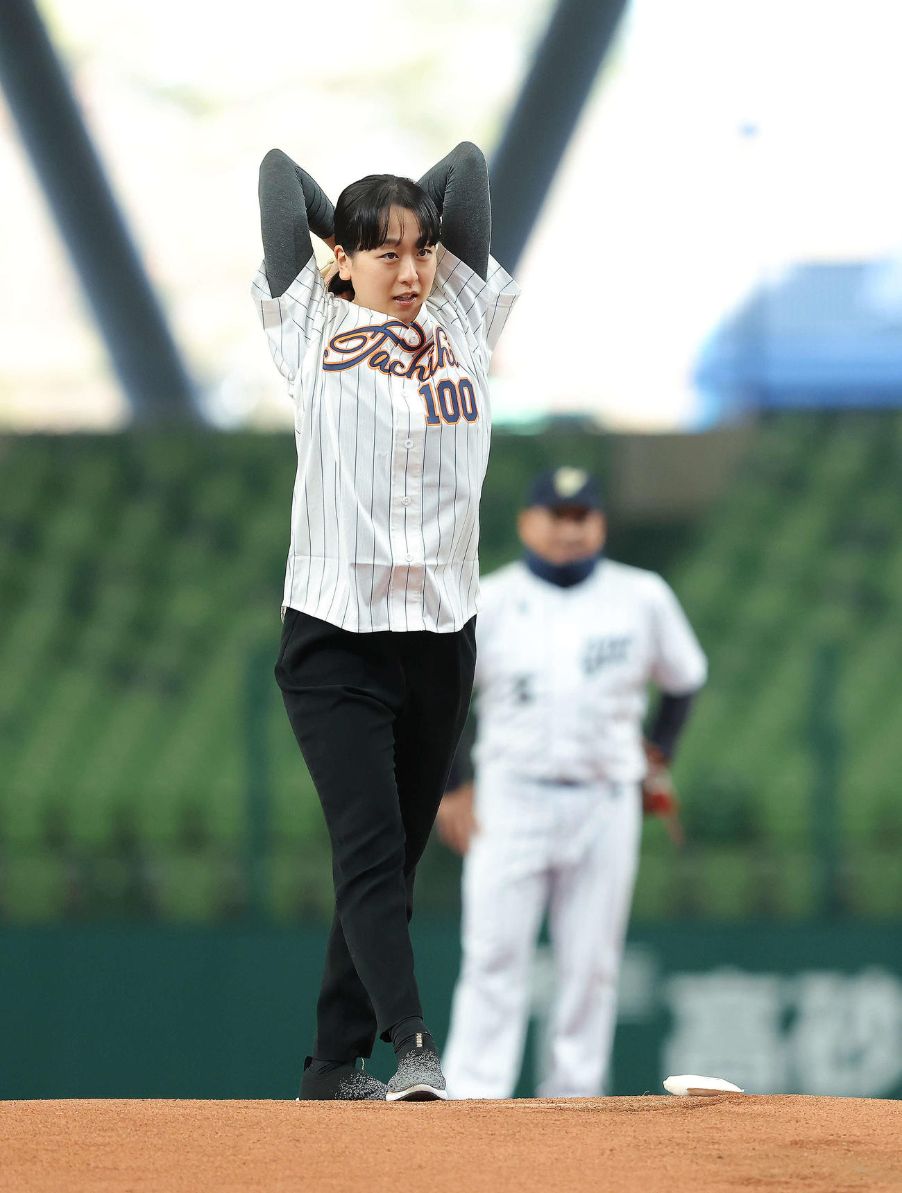 立川対名球会　開始前、始球式を務める浅田真央さん（撮影・河田真司）