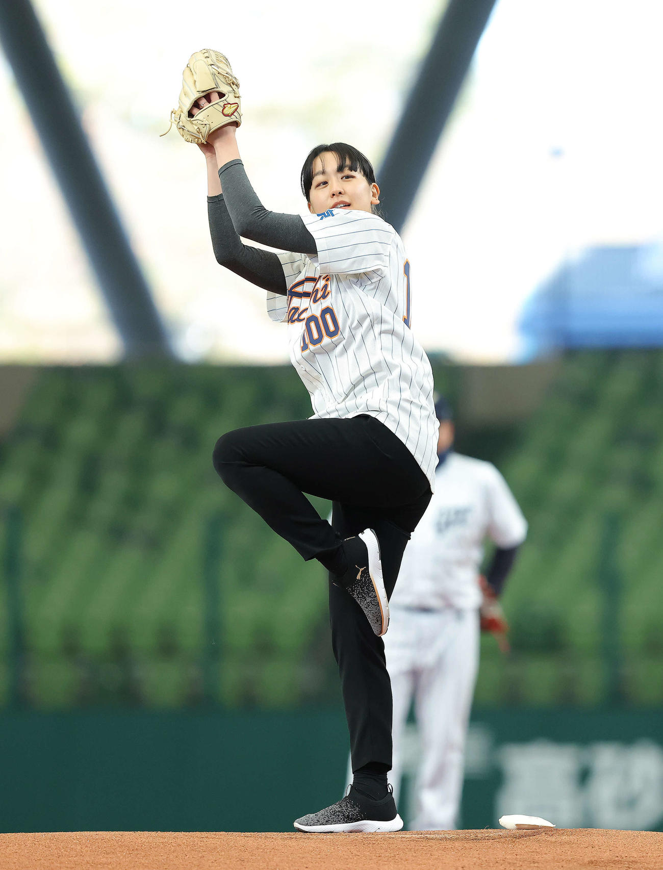 立川対名球会　開始前、始球式を務める浅田真央さん（撮影・河田真司）