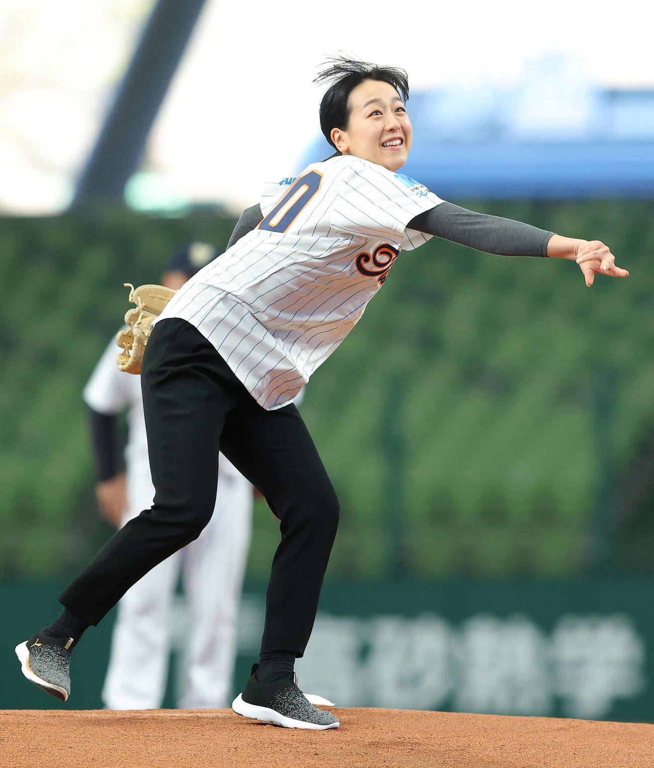 立川対名球会　開始前、始球式を務める浅田真央さん（撮影・河田真司）