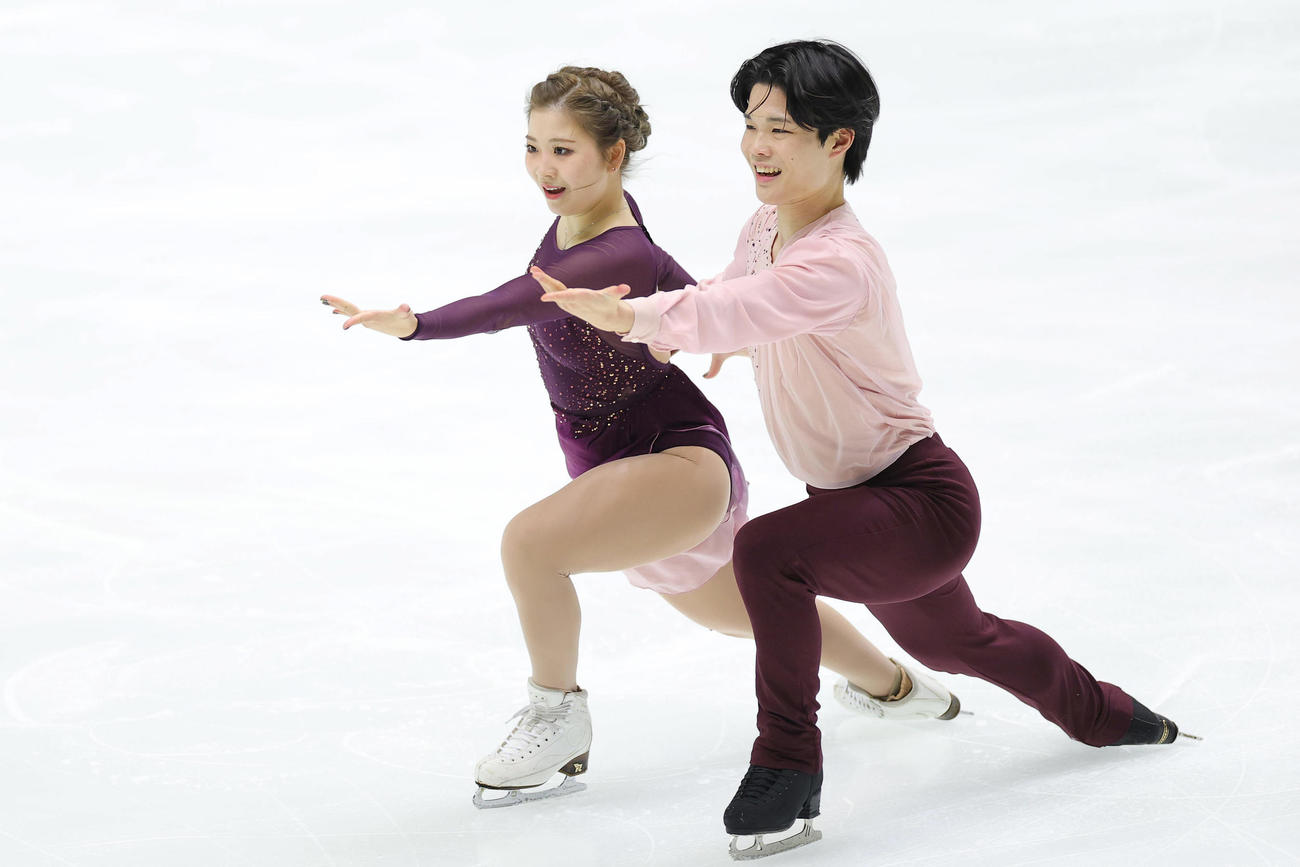 フリーダンスで演技する田中、西山組（撮影・前田充）