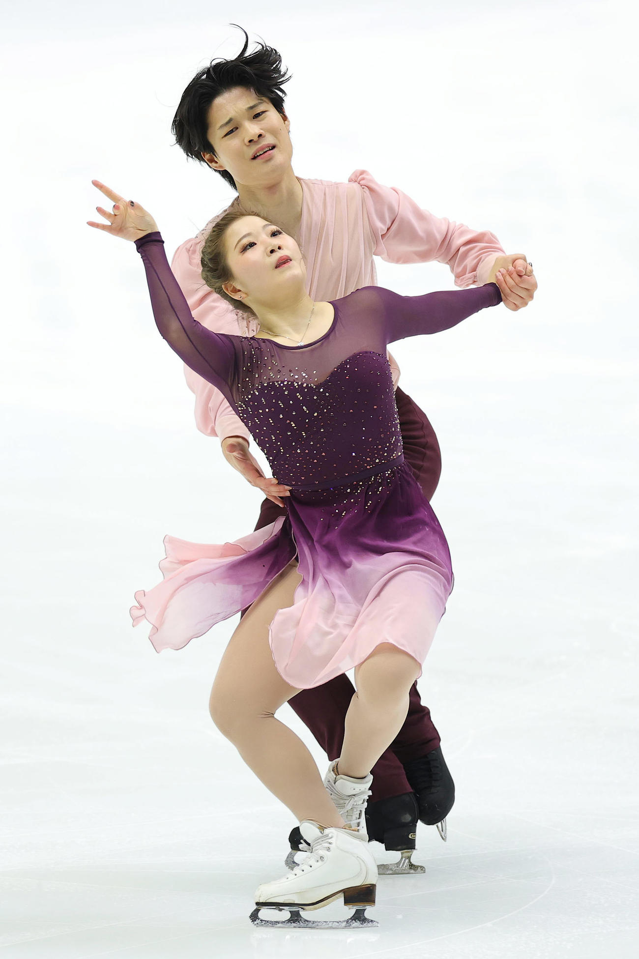フリーダンスで演技する田中、西山組（撮影・前田充）