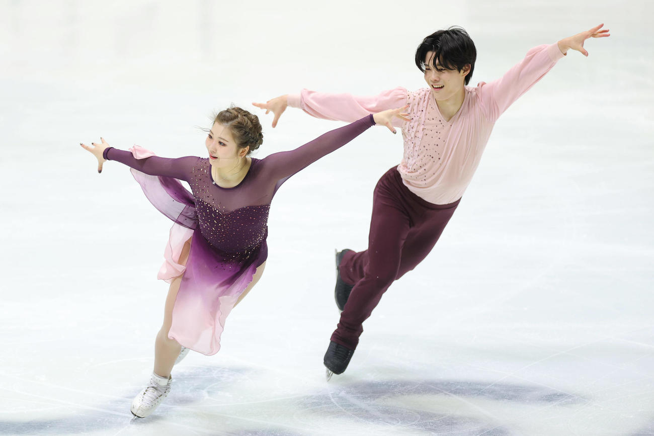 フリーダンスで演技する田中、西山組（撮影・前田充）