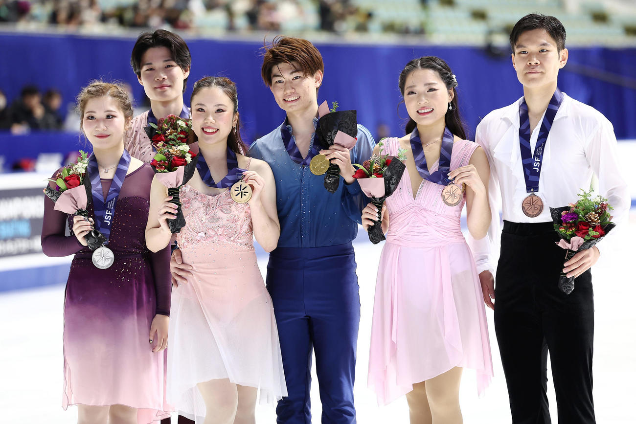 優勝しメダルを手に笑顔を見せる吉田、森田組（中央）。左は2位の田中、西山組、右は3位の佐々木、池田組（撮影・前田充）