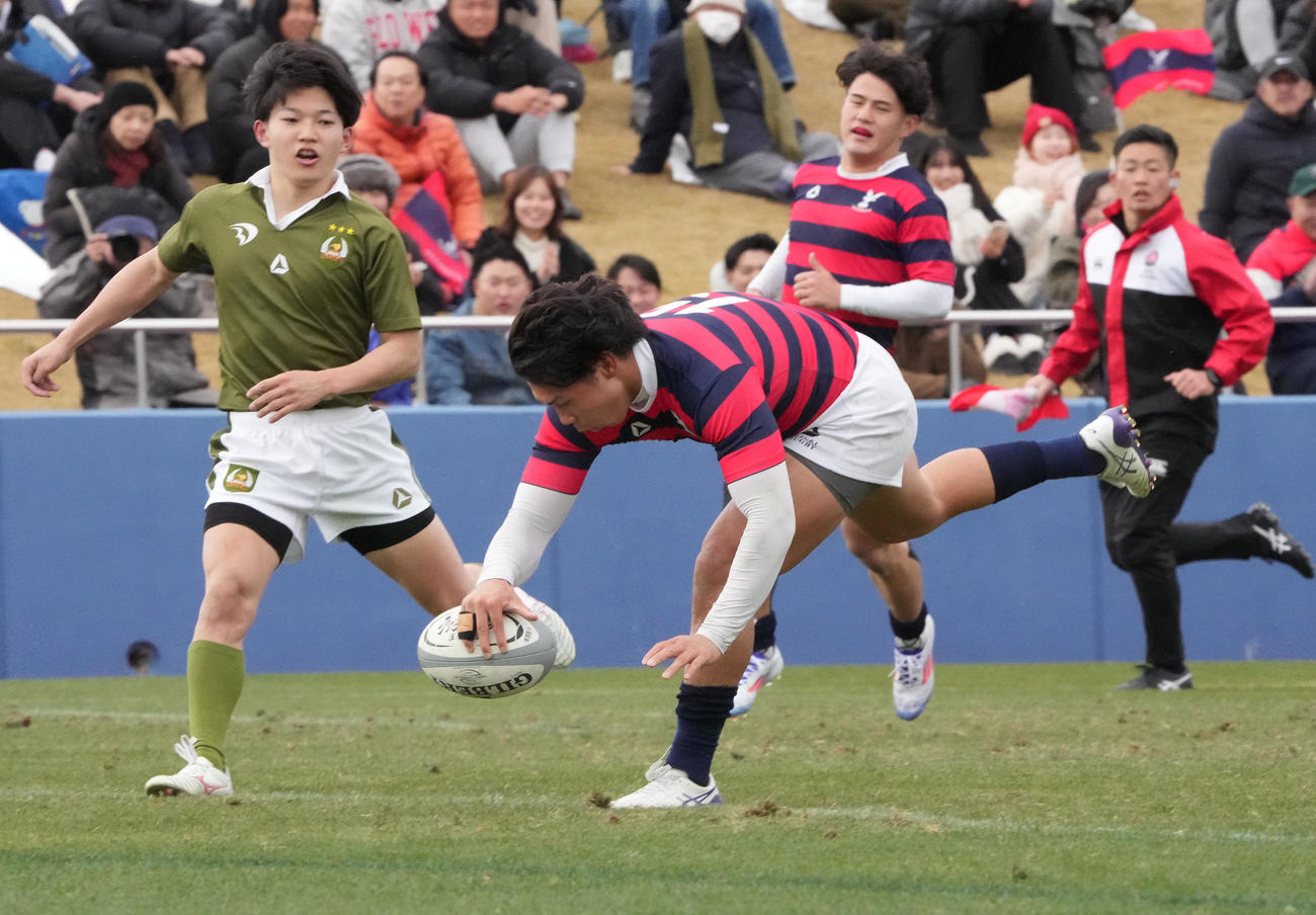 大東大対京産大　前半、トライを決める京産大・辻野隼大（中央）（撮影・森本幸一）