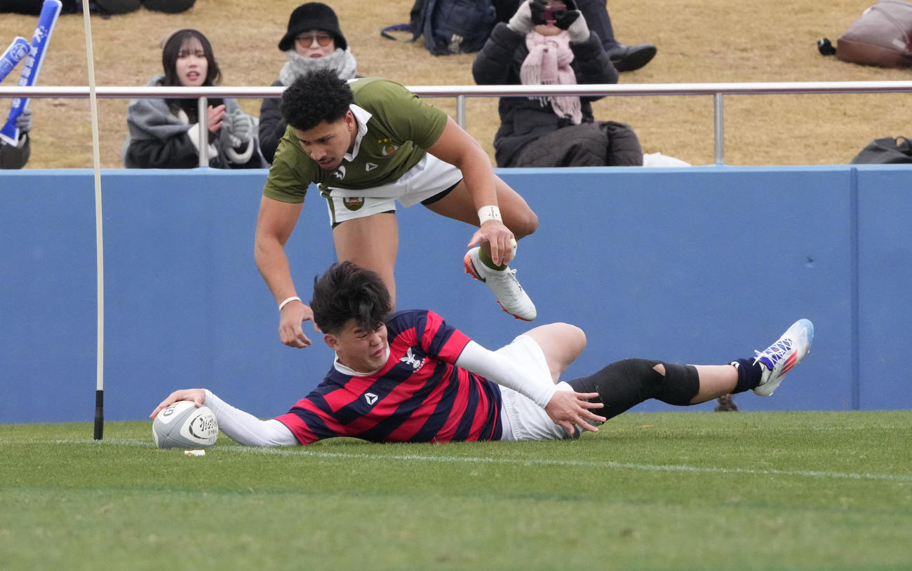 大東大対京産大　前半、突進しトライを決める京産大・小林修市（下）（撮影・森本幸一）