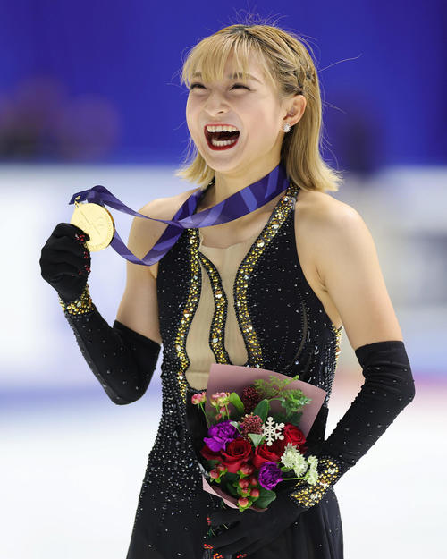 全日本選手権4連覇を果たし、メダルを手に笑顔を見せる坂本(撮影・前田充)