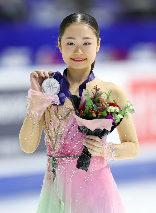 2位となりメダルを手に笑顔を見せる島田(撮影・前田充)