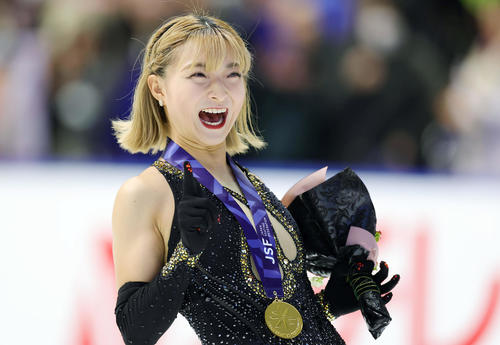 全日本選手権4連覇を果たし、笑顔を見せる坂本(撮影・前田充)