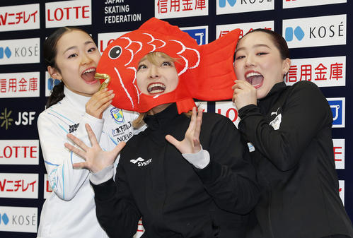 会見で笑顔でフォトセッションに納まる優勝の坂本(中央)。左は2位の島田、右は3位の樋口(撮影・前田充)