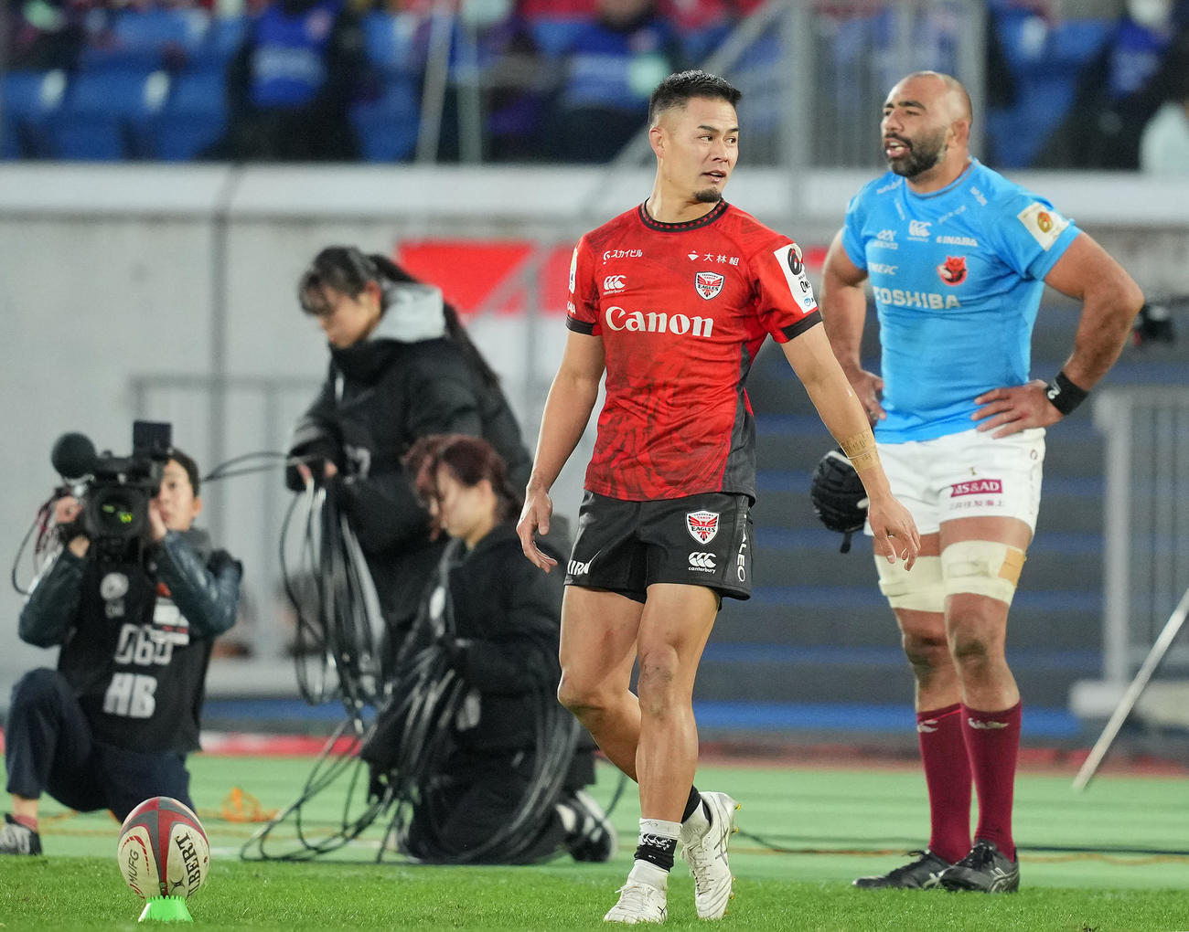 横浜対BL東京　後半、コンバージョンキックに臨む横浜田村（手前）の後ろに立ち退かされるBL東京リーチ（撮影・垰建太）