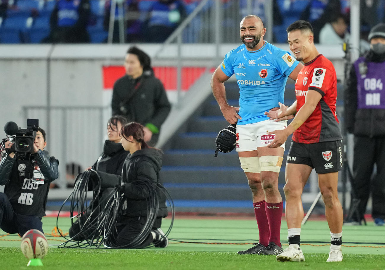 横浜対BL東京　後半、コンバージョンキックに臨む横浜田村（手前）の後ろに立ち退かされるBL東京リーチ（撮影・垰建太）