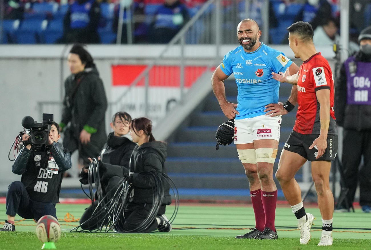 横浜対BL東京　後半、コンバージョンキックに臨む横浜田村（手前）の後ろに立ち退かされるBL東京リーチ（撮影・垰建太）