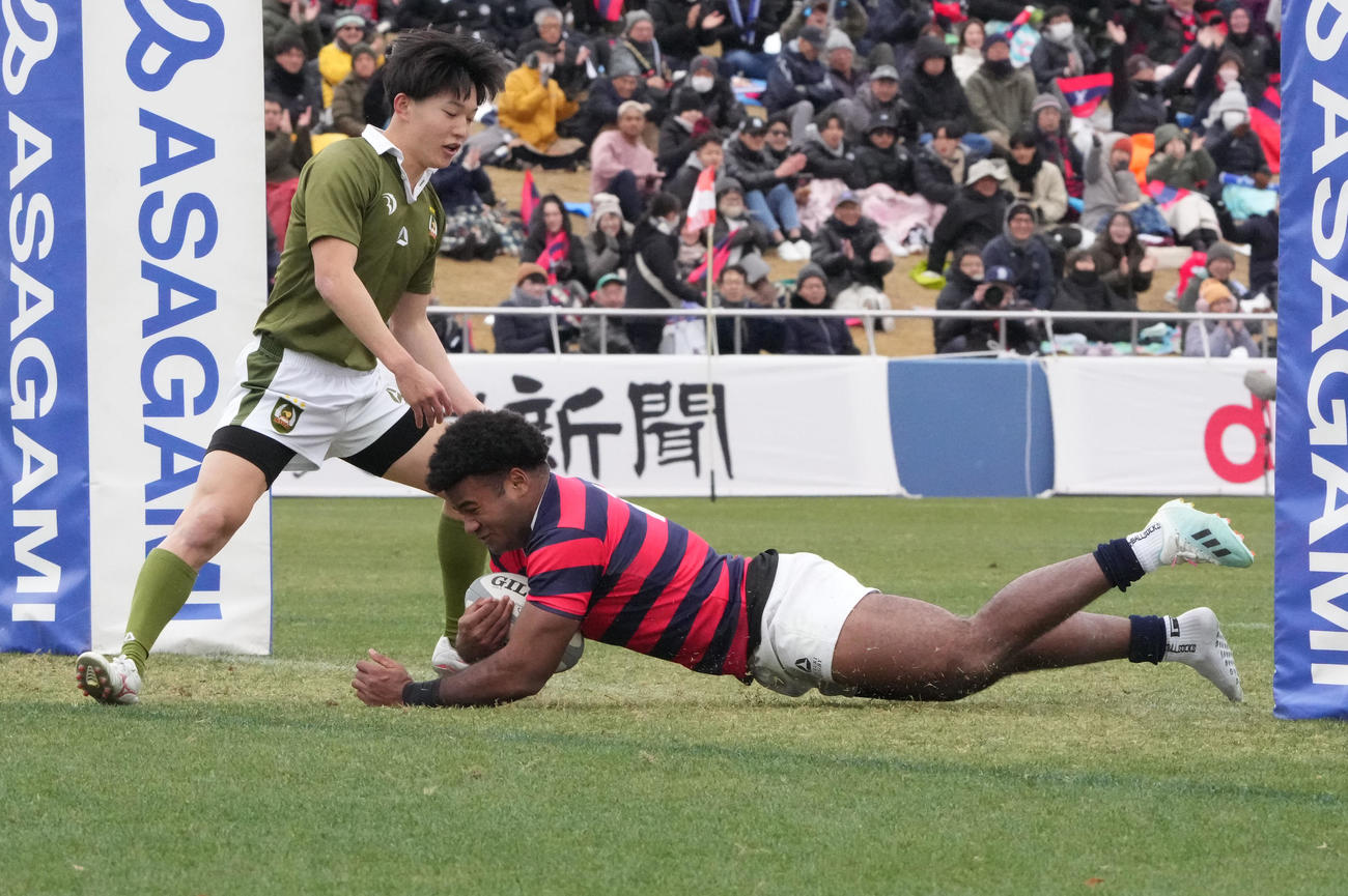 大東大対京産大　前半、右スパイクが脱げるも突進しトライを決める京産大ナブラギ・エロニ（右）（撮影・森本幸一）