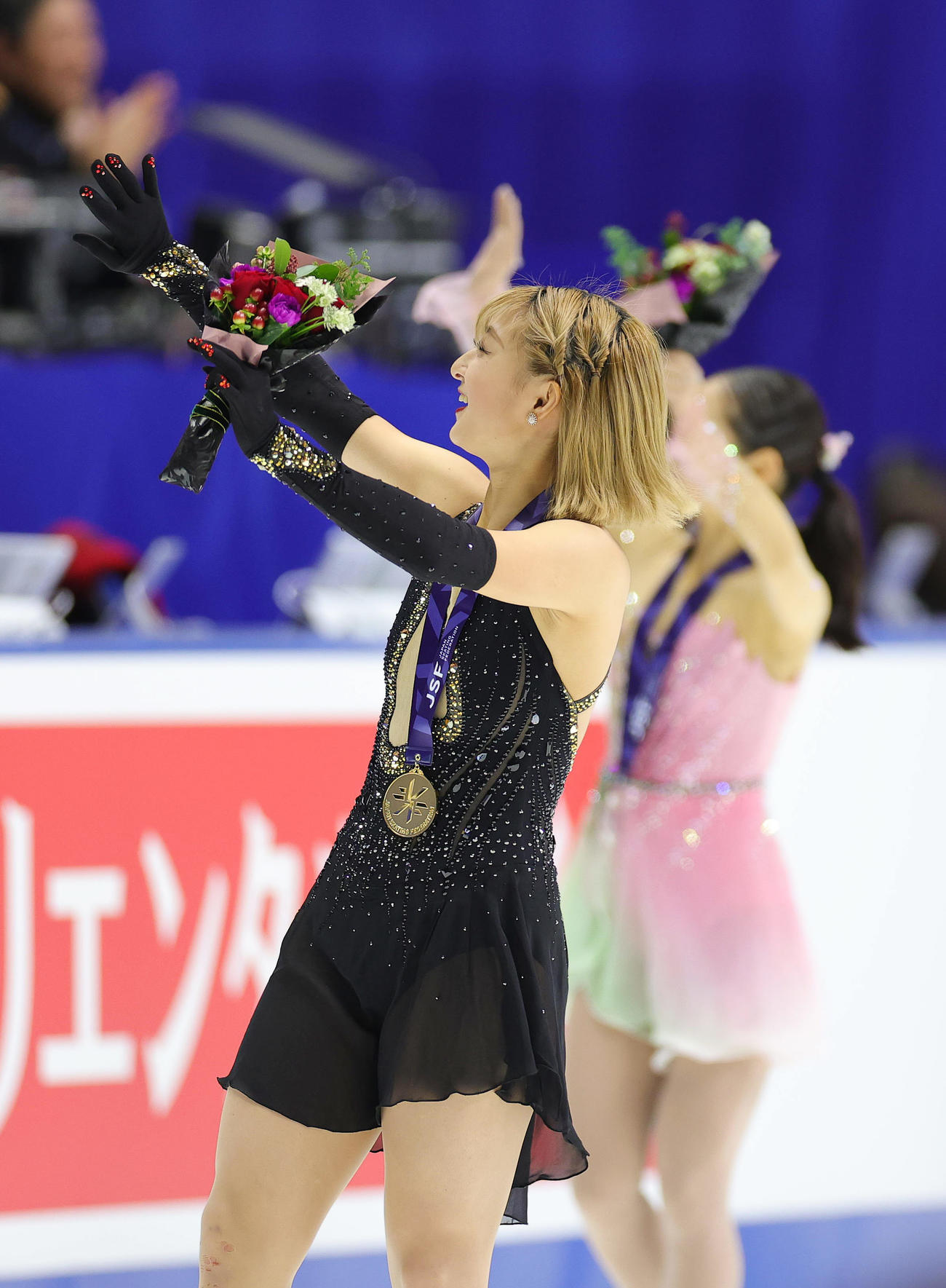 全日本選手権4連覇を果たし、ファンに手を振る坂本（撮影・前田充）
