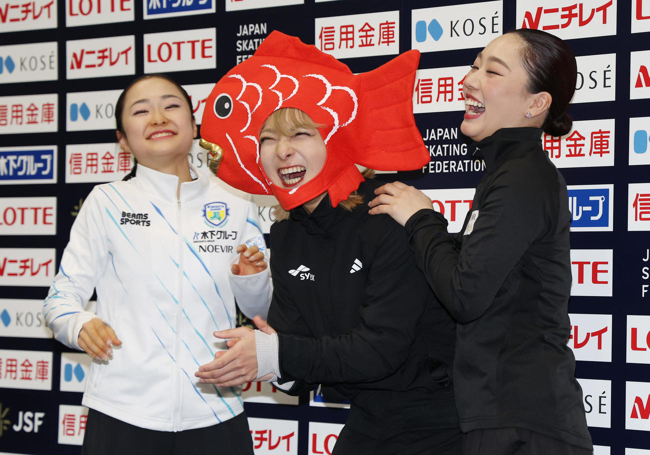会見で笑顔でフォトセッションに納まる優勝の坂本（中央）。左は2位の島田、右は3位の樋口（撮影・前田充）
