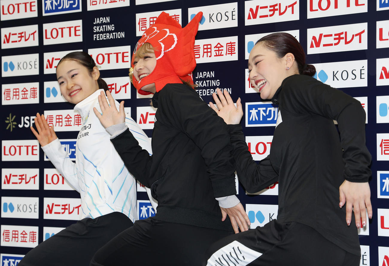 会見で笑顔でフォトセッションに納まる優勝の坂本（中央）。左は2位の島田、右は3位の樋口（撮影・前田充）