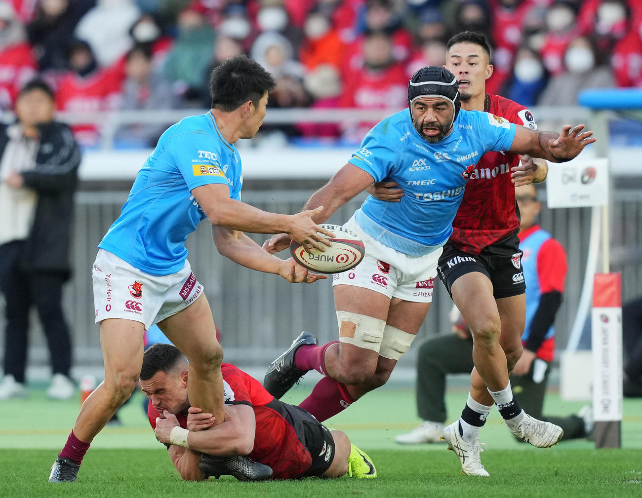横浜対BL東京　前半、横浜田村（右）のマークを受けながら攻め込むBL東京リーチ（同2人目）（撮影・垰建太）