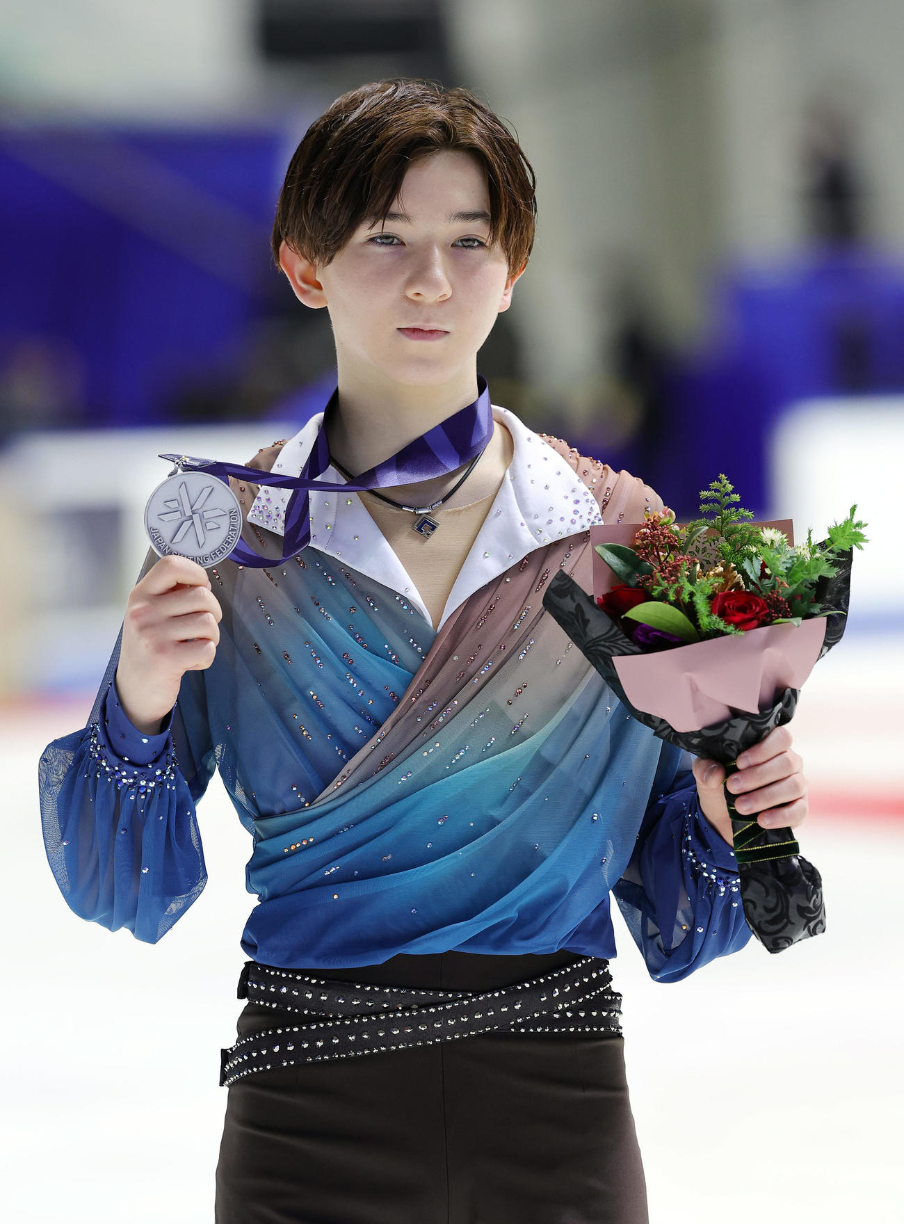 第93回全日本フィギュアスケート選手権大会・第1日　男子フリー　2位となりメダルを手に写真に納まる中田（2024年12月21日撮影）