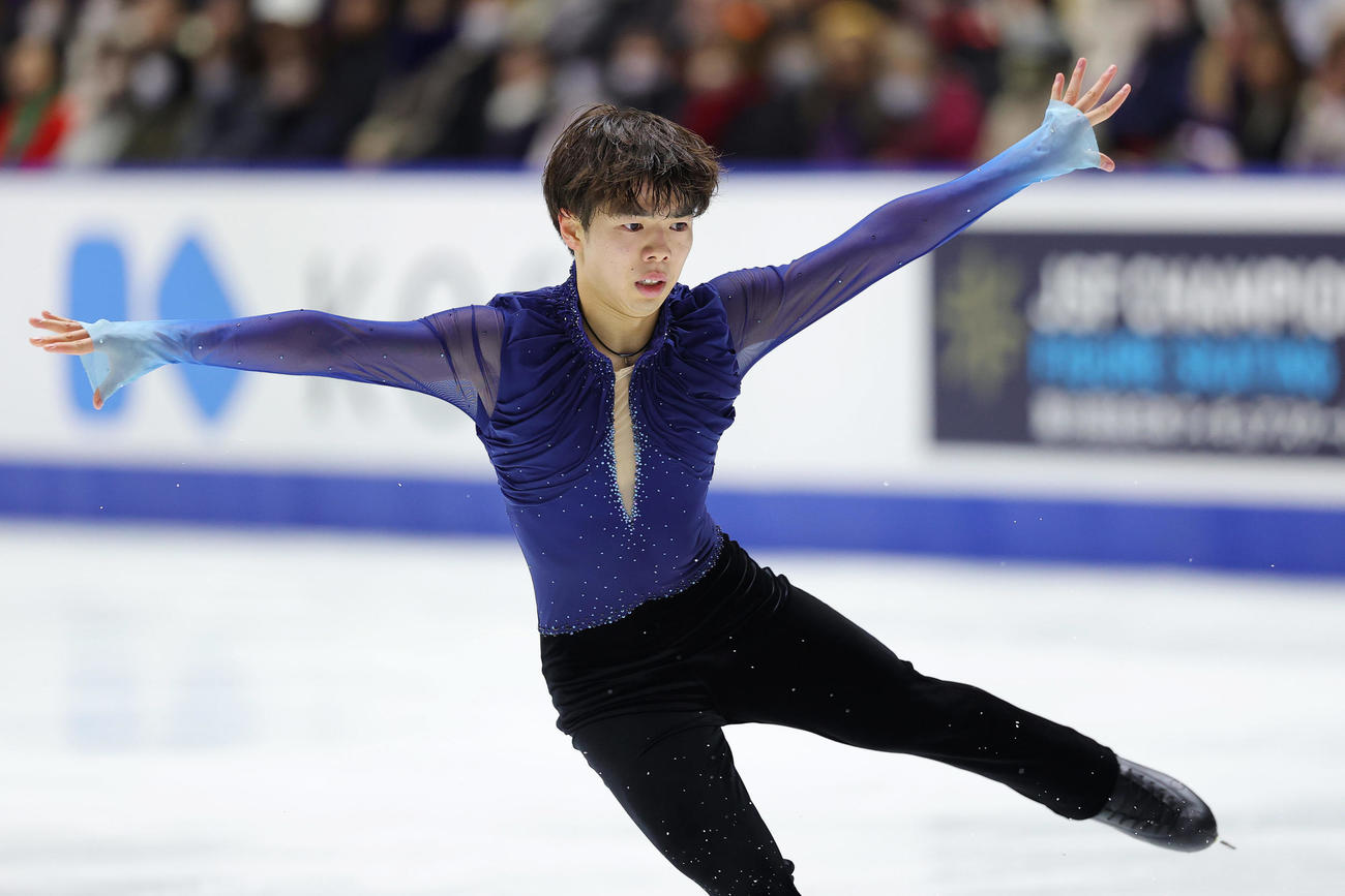 第93回全日本フィギュアスケート選手権大会・第1日　男子フリー　男子フリーで演技する佐藤駿＝2024年12月21日、東和薬品RACTABドーム