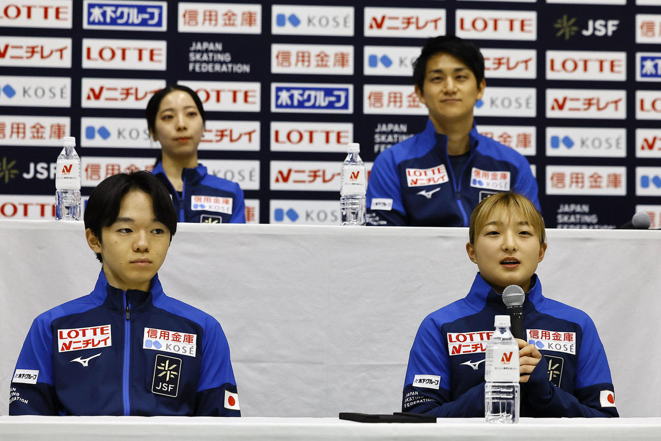 フィギュアの世界選手権出場が決まり、記者会見する坂本花織。左は鍵山優真（撮影・藤尾明華）