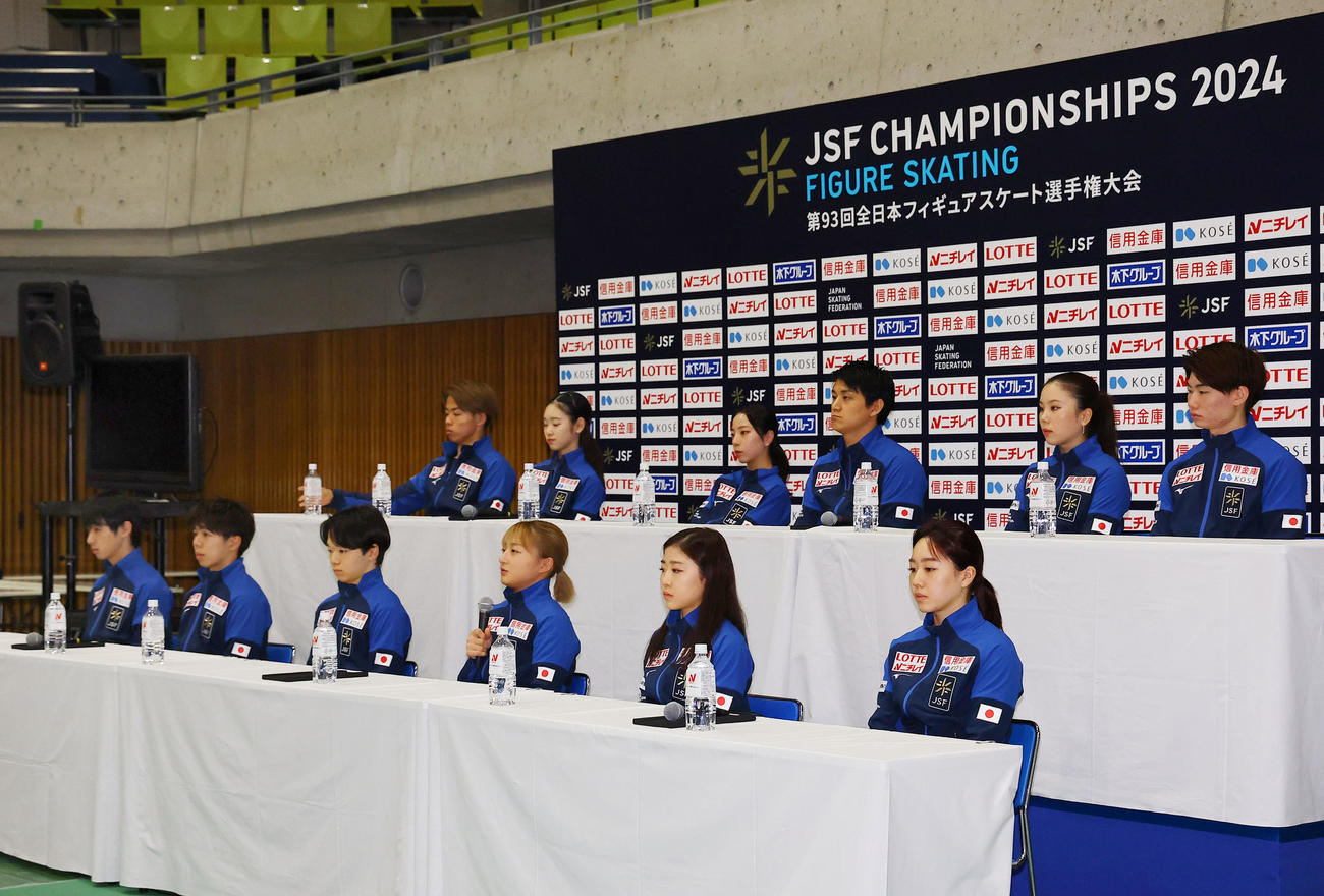 フィギュアの世界選手権出場が決まり、記者会見する坂本花織（前列右から3目）ら代表選手（撮影・藤尾明華）