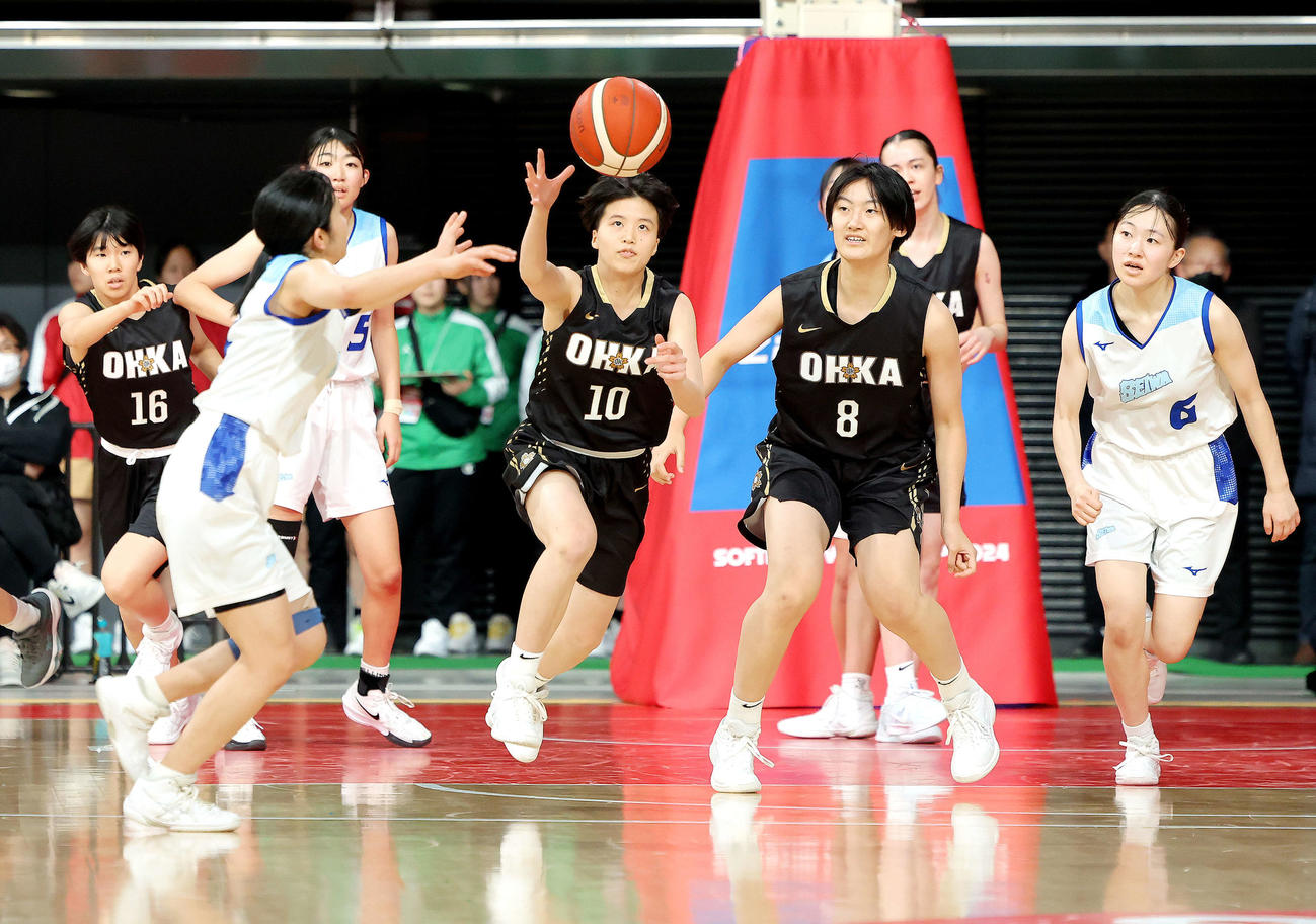 聖和学園対桜花学園　第4Qボールを奪い攻め込む桜花学園・浜田（中央）（撮影・河田真司）
