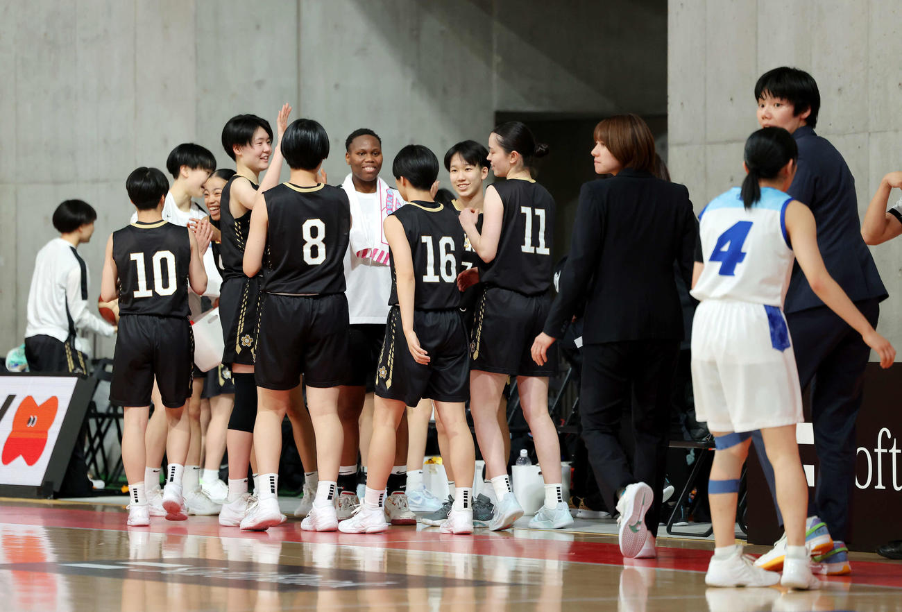 聖和学園対桜花学園　聖和学園に勝利し、ベンチに戻る桜花学園の選手たち（撮影・河田真司）