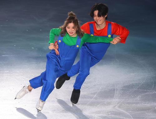 メダリストオンアイスで演技するアイスダンスの田中梓沙、西山真瑚組（撮影・藤尾明華）