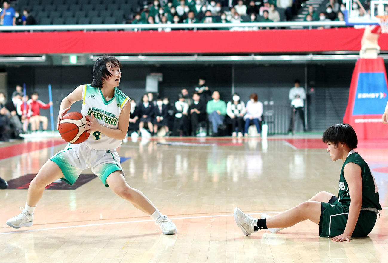 新潟産業大付対昌平　第2Q、攻め込む新潟産業大付・田島（撮影・河田真司）