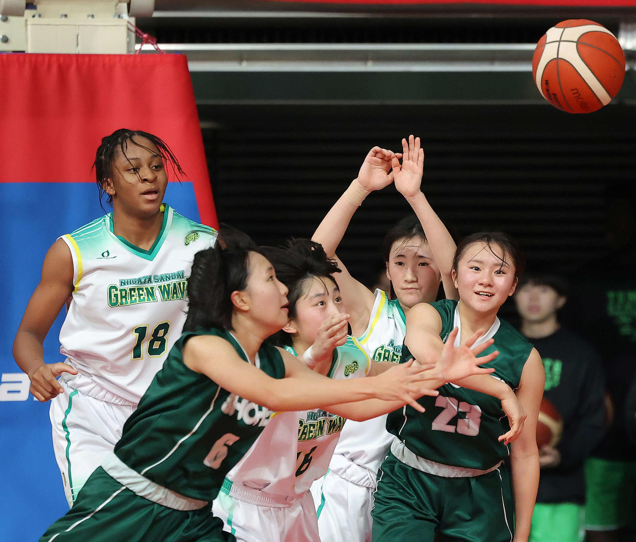 新潟産業大付対昌平　第2Q、ゴールしたで競り合う新潟産業大付・ジェンファ（左）ら（撮影・河田真司）